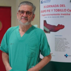 Mariano de Prado, en un receso tras terminar una de las cirugías realizadas en directo en el Hospital de León. J. NOTARIO