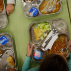 Alumnos de un colegio leonés durante la comida en su centro educativo. ARCHIVO