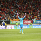 David de Gea levanta los brazos ante un estadio Reino de León repleto de aficionados en el encuentro entre las selecciones de España y Costa Rica