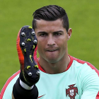 Cristiano vela armas para ver cumplido su sueño de jugar una final europea con Portugal. MIGUEL LOPES