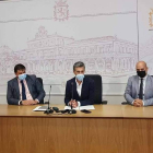 Josu Gómez, fundador de la red, el concejal Carmelo Alonso, y Francisco Lozano, de Área Financiera. DL