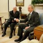 Bush saludando a su homólogo palestino Mahmud Abás, durante el encuentro ayer en la Casa Blanca