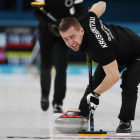 El ruso Alexander Krushelnitsky durante la prueba de curling