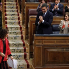 El presidente del Gobierno, Pedro Sánchez, y los diputados socialistas aplauden a la ministra de Hacienda, María Jesús Montero, tras su intervención en el debate de totalidad de los presupuestos este martes en el pleno del Congreso.