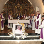 Una foto del padre Aníbal presidía la homilía en la iglesia de Lario.