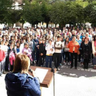 La subdirectora del colegio de Cistierna lee un comunicado en la concentración de repulsa.