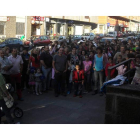 Concentración, ayer, de los padres y madres de alumnos frente al Ayuntamiento de Villablino.