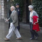 El expresidente de la Generalitat, Jordi Pujol, acompañado de su esposa. QUIQUE GARCÍA