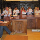 Los populares, durante la sesión plenaria, pidieron con carteles ‘Alcaldesa dimite’.
