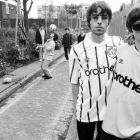 Liam y Noel Gallagher, con camisetas del Manchester City, en los años 90.