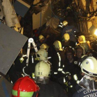 Trabajos de rescate tras el descarrilamiento de tres vagones de un tren del metro de Moscú, este martes.