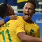 Neymar se abraza con Gabriel Jesús en el partido contra Dinamarca.