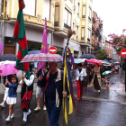 La lluvia obligó a abrir los paraguas para poder completar la marcha hasta El Salvador