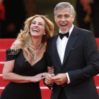 Los actores Julia Roberts y George Clooney posan a su llegada a la proyección de la película ‘Money Monster’. IAN LANGSDON