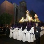 La Soledad frente a la iglesia de Jesús Divino Obrero, sede de la cofradía