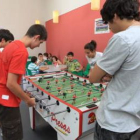 Estudiantes del campus de inglés, ayer durante un descanso de las clases.