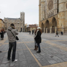 Foto de archivo de turistas en las inmediaciones de la Catedral de León.