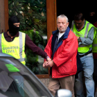 Traslado de uno de los nueve detenidos.