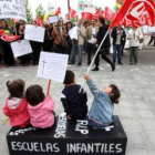 Los padres y trabajadoras de las escuelas infantiles se manifestaron en Valladolid.