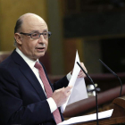 El ministro de Hacienda, Cristóbal Montoro, durante su intervención en el pleno del Congreso. ZIPI