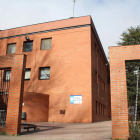 Una imagen de una de las fachadas del centro de salud de La Bañeza. A. VALENCIA