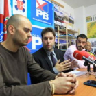 Iván Alonso, entre Marcos Cubelos y Javier Sánchez.