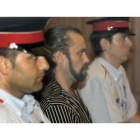 Pedro Jiménez, escoltado por dos policías durante la celebración del juicio