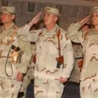 El general Ricardo Sánchez, a la izquierda, en el acto de entrega del mando en Bagdad