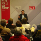 José Antonio Alonso, durante su encuentro con los jubilados en la sede del partido.