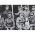 Hitler, primero a la izquierda, junto a un grupo de compañeros de armas en 1915, durante la primera guerra mundial