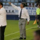 El técnico canario imparte instrucciones desde la banda durante el encuentro contra el Sestao River