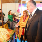 La presidenta de la Diputación y el alcalde de San Andrés en la visita a uno de los stands.