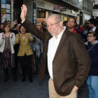 Francisco Igea recibe los aplausos de los simpatizantes de Ciudadanos al llegar esta tarde a la sede de su partido tras conocer que será el candidato a la presidencia de la Junta de Castilla y León.