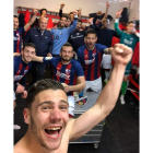 El exculturalista Álex Gallar celebra la victoria de la SD Huesca frente al Sevilla Atlético con sus compañeros. DL