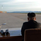 Kim Jong-un durante el lanzamiento de uno de los misiles. KCNA