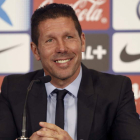 Simeone, sonriente y feliz ayer, tras firmar su renovación como técnico del Atlético hasta 2020.