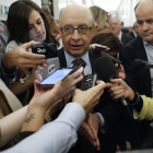 El ministro de Hacienda Cristóbal Montoro atiende a los periodistas en el Congreso. JUAN CARLOS HIDALGO