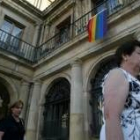 La bandera del arco iris ondeó ayer en el Ayuntamiento de León