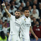 Karim Benzema, junto a Eder Militao, anotó el gol del triunfo del Real Madrid. JUANJO MARTÍN