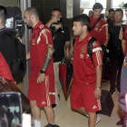 Los jugadores de la roja llegan al aeropuerto de León.