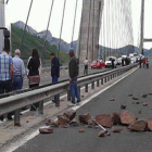 Los mineros cortan con camiones y piedras el puente de Fernández Casado