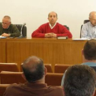 Un momento de la reunión ayer del control de agua en el municipio