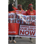 Nigerianos se manifiestan por el secuestro de las niñas.