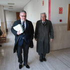 El doctor Frontela (derecha) halló 26 cabellos en el cadáver que ahora hay que cotejar. RAMIRO