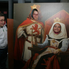 Tres alumnos, ayer, en el palacio del Conde Luna durante la representación .