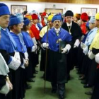 El maestro de ceremonias abrió el cortejo que realizó el recorrido por el Aula Magna San Isidoro