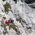 Imagen facilitada por el 112 del momento en el que rescatan al montañero aún con vida.