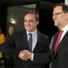El presidente del Gobierno en funciones y líder del PP, Mariano Rajoy, con el jefe de UPN, Javier Esparza, en una fotografía reciente