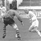 Carolo, a la derecha con el balón en los pies, anotó cuatro de los cinco goles al Beasain.