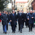 El cortejo de Rajoy bajó por el Cid, cruzó por Cervantes y después siguió camino de Casa Mando. RAMIRO / JESÚS